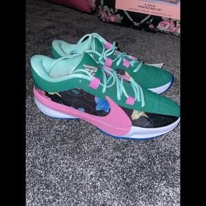 NIKE ZOOM FREAK 5 FLOWERS GREEN PINK BASKETBALL SHOES SIZE 10.5  DX4985-401